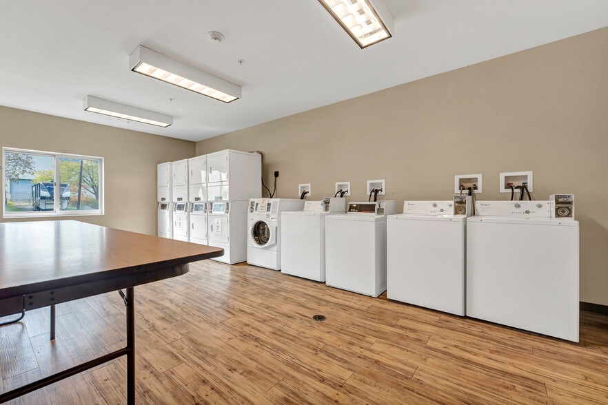 More Photos Of 975 Sheffield St, Washington Hotel For Sale