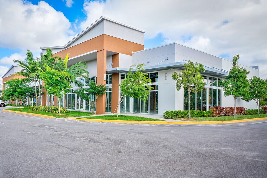 More Photos Of 6510-6596 N University Dr, Tamarac Storefront Retail Office For Lease