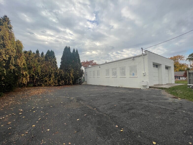 More Photos Of 556 Auburn Ave, Pontiac Light Manufacturing For Lease