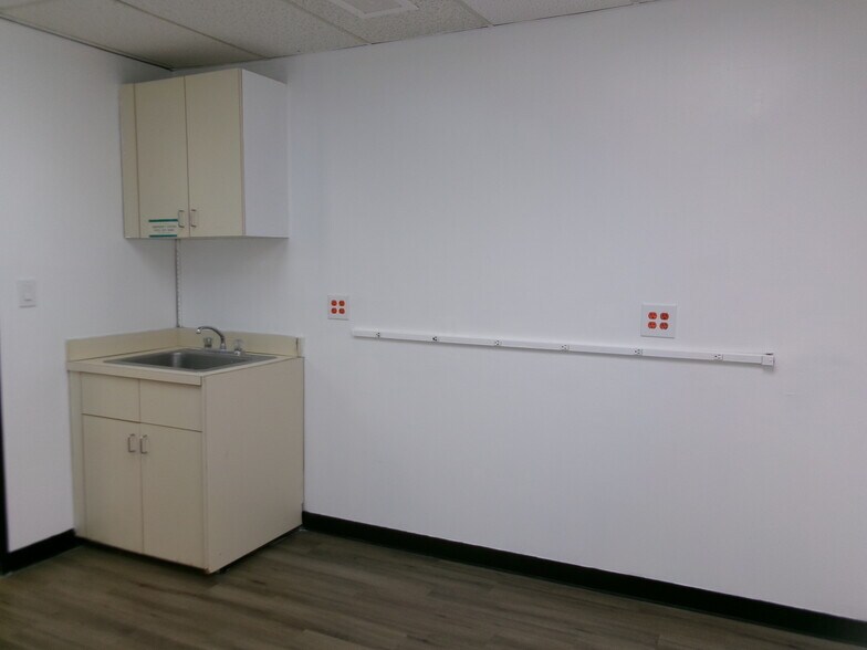 More Photos Of 516 Hamburg Tpke, Wayne Medical For Lease