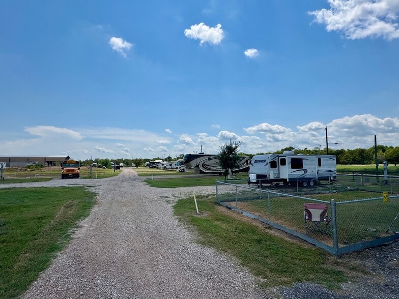 More Photos Of 2031 Guadalupe River Dr, Tivoli Trailer Camper Park For Sale