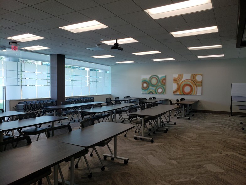 More Photos Of 16000 N Dallas Pky, Dallas Office For Lease