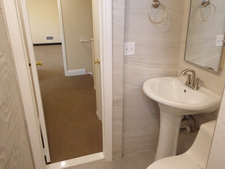 More Photos Of 122 Forest Ave, Glen Cove Freestanding For Lease