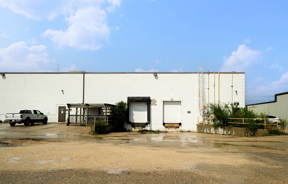 More Photos Of 1700 Church Av, Winnipeg Warehouse For Lease