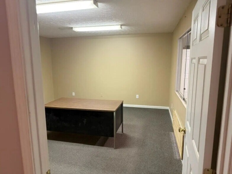 More Photos Of 950 Glengarry Drive, Fairdale Industrial For Sale