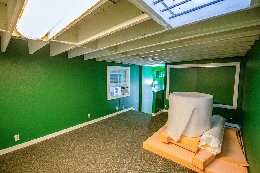 More Photos Of 327 SE 80th Ave, Portland Auto Repair For Sale