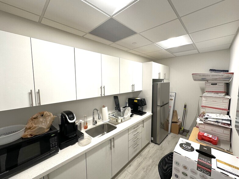 More Photos Of 20803 Biscayne Blvd, Aventura Office For Lease