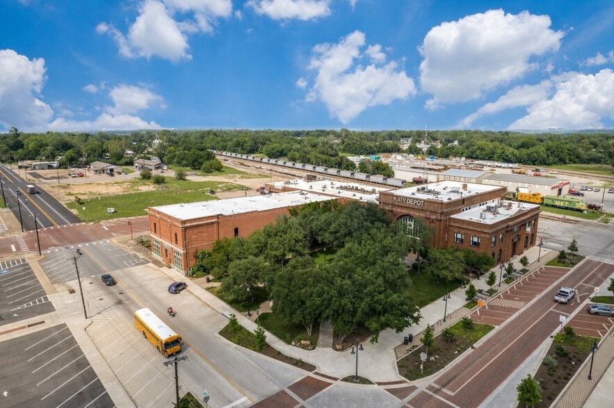 More Photos Of 114 N Houston Ave, Denison Office For Sale