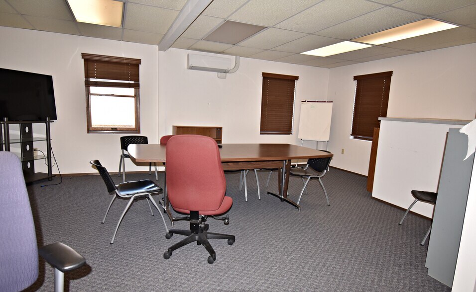 More Photos Of 14 E Charles St, Oelwein Office For Sale