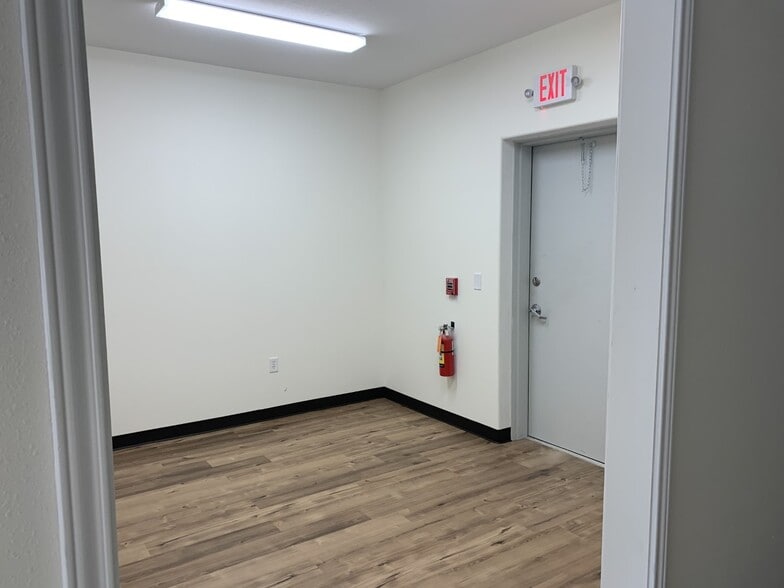 More Photos Of 10445 Eastex Freeway, Beaumont Unknown For Lease