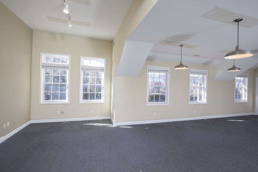 More Photos Of 30 W Bridge St, New Hope Freestanding For Lease