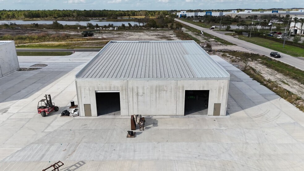 More Photos Of 8053 Ironside Dr, Fort Myers Warehouse For Lease