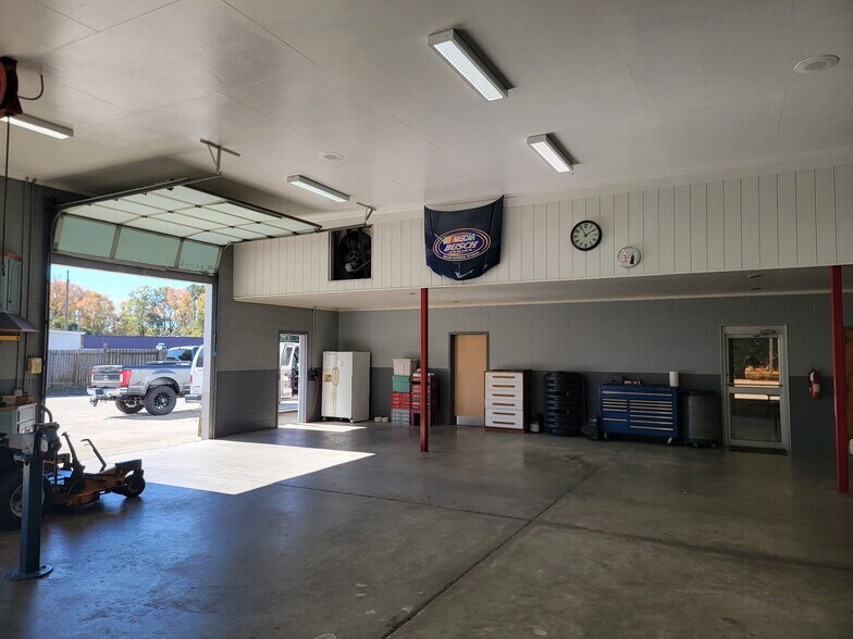 More Photos Of 1106 Goodale Ave, Camden Flex For Sale