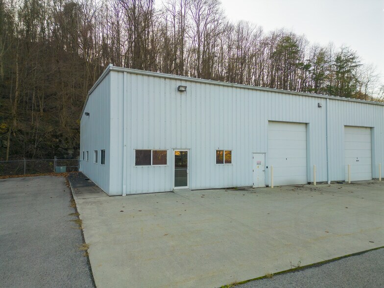 More Photos Of 376 Hope Station Rd, Weston Warehouse For Lease