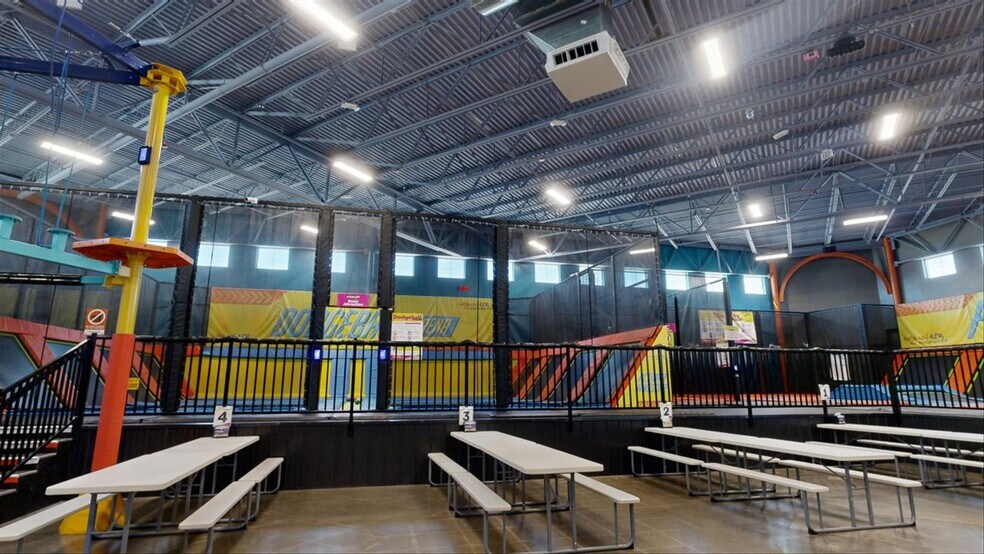 More Photos Of 14450 Mundy Dr, Noblesville Storefront For Sale