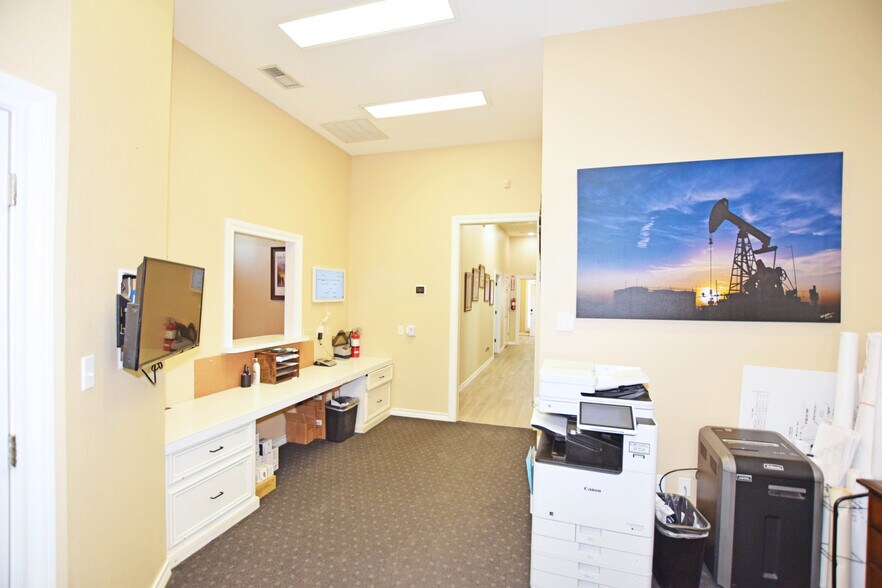 More Photos Of 327 SE Loop 338, Odessa Flex For Lease