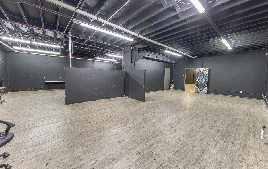 More Photos Of 2621 34th St, Lubbock Freestanding For Sale