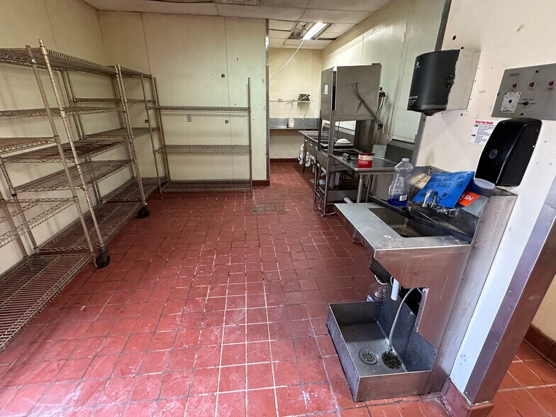 More Photos Of 2814 Portage St, Kalamazoo Fast Food For Lease