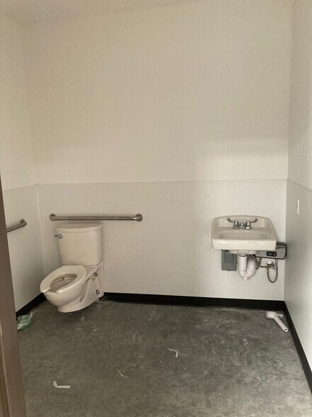 More Photos Of 1508 Fort Worth Hwy, Weatherford Freestanding For Lease