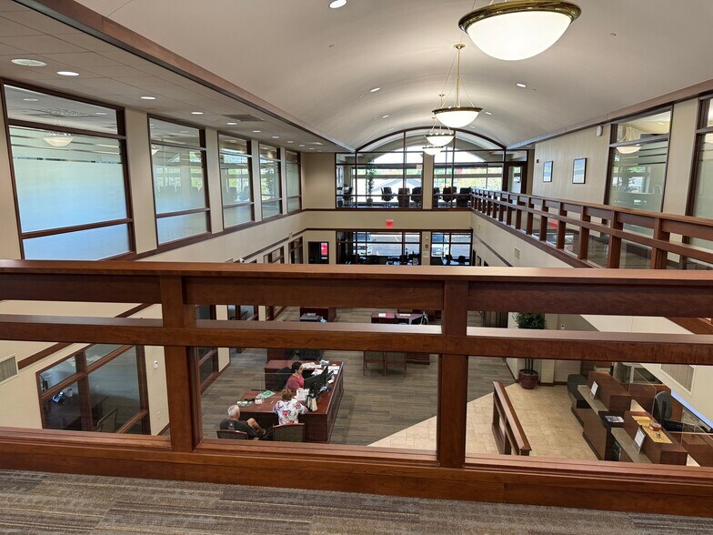 More Photos Of 109 Veterans Pky, Yorkville Office For Lease