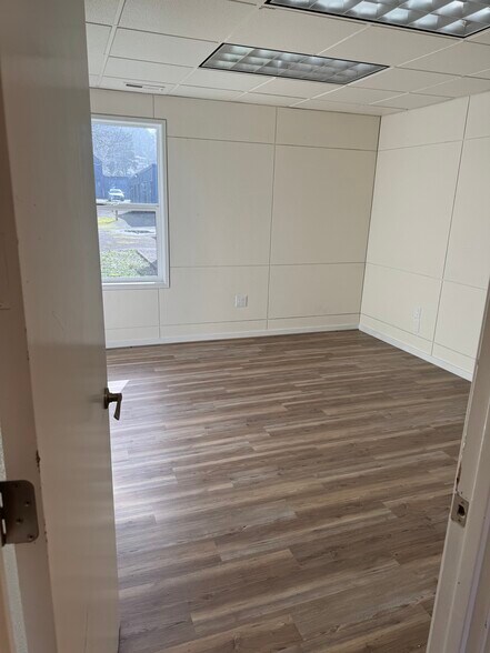 More Photos Of 1990 SE East Devils Lake Rd, Lincoln City Office For Lease