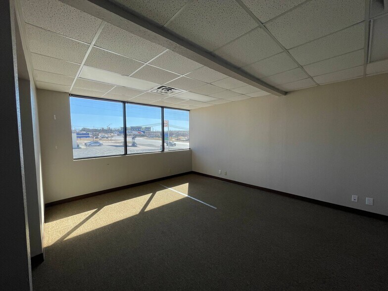 More Photos Of 1305 S Key Ave, Lampasas Office For Sale