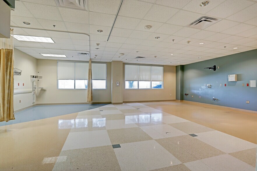 More Photos Of 505 Graham Dr, Tomball Hospital For Lease