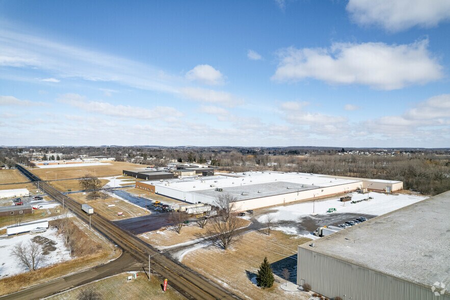 More Photos Of 1007 S 12th St, Watertown Warehouse For Lease