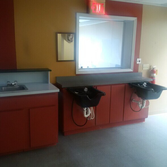 More Photos Of 6810 S Cedar St, Lansing Storefront Retail Office For Lease