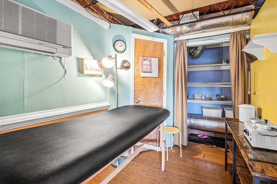 More Photos Of 10 S Crenshaw Ave, Richmond Freestanding For Lease