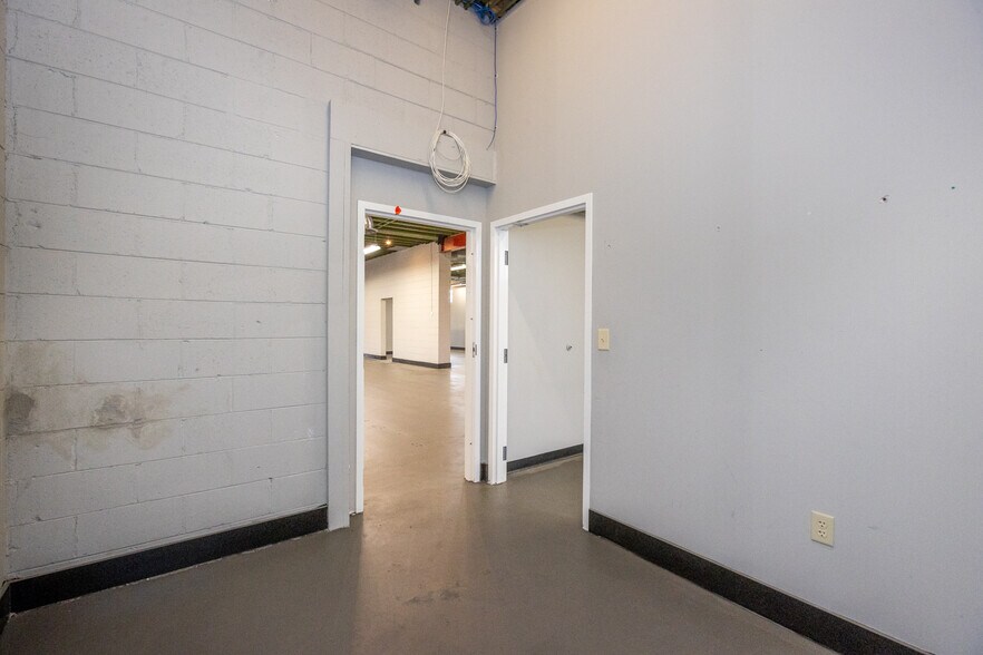 More Photos Of 1728 W 16th St, Indianapolis General Retail For Lease