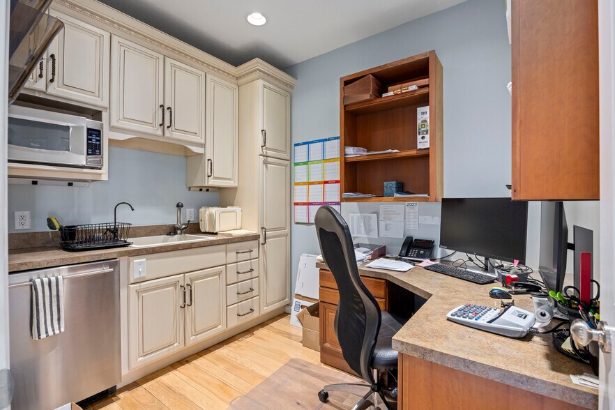 More Photos Of 1930 Deyerle Ave, Harrisonburg Freestanding For Sale