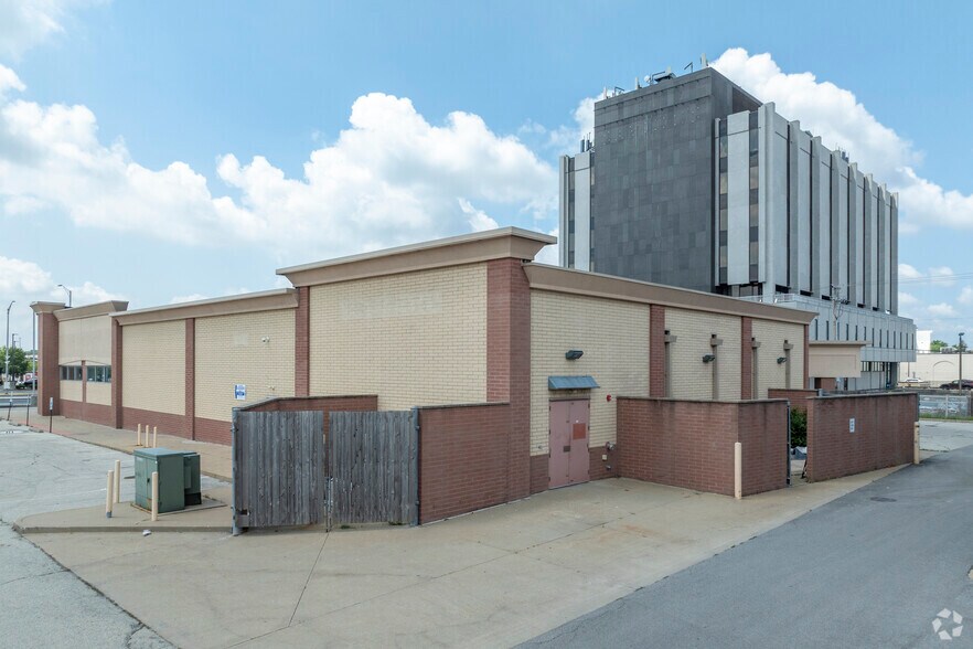 More Photos Of 7200 W Cermak Rd, North Riverside Drugstore For Lease