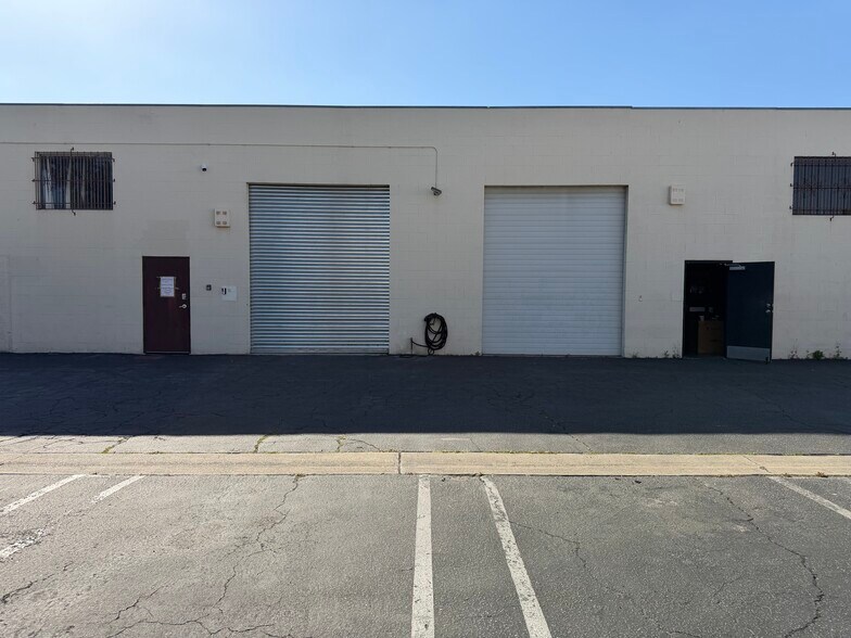 More Photos Of 7700-7704 Kester Ave, Van Nuys Warehouse For Lease