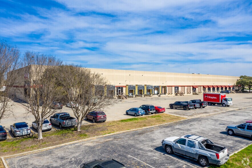 More Photos Of 3005-3031 Interstate Dr, San Antonio Unknown For Lease