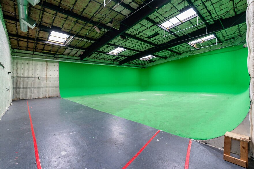 More Photos Of 1001 Chestnut St, Burbank Warehouse For Lease