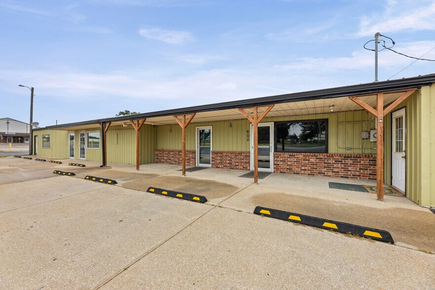 Primary Photo Of 600 N Maple St, Garnett General Retail For Sale