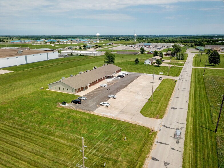 More Photos Of 207 E McElwain Dr, Cameron Office For Sale