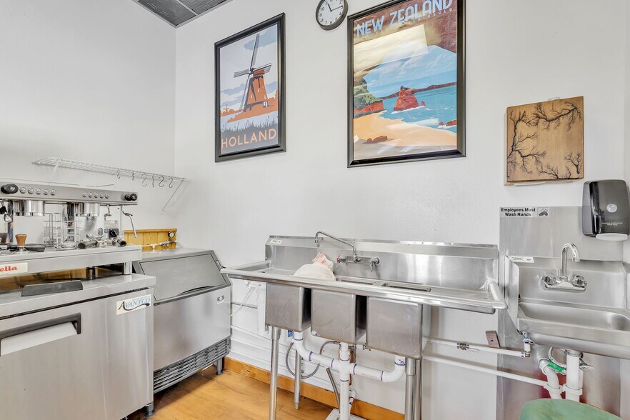 More Photos Of 11 Primrose St, Palmer Lake Restaurant For Sale