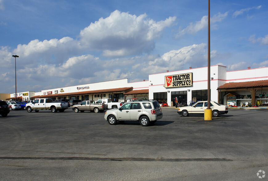 Primary Photo Of 540 10th St, Floresville Storefront For Lease