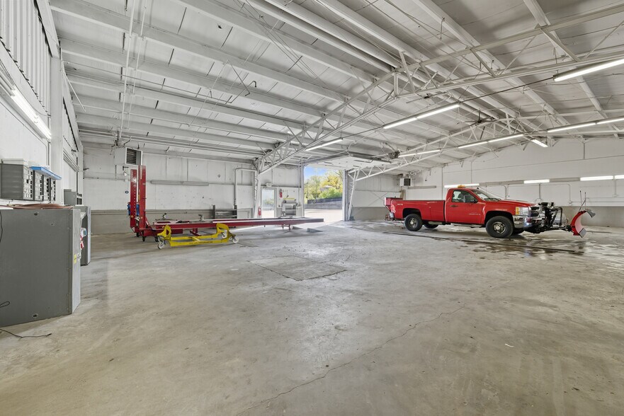 More Photos Of 801 W Grant Hwy, Marengo Showroom For Lease