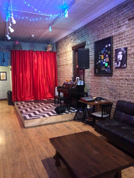 More Photos Of 120-124 N Main St, Wheaton Freestanding For Lease