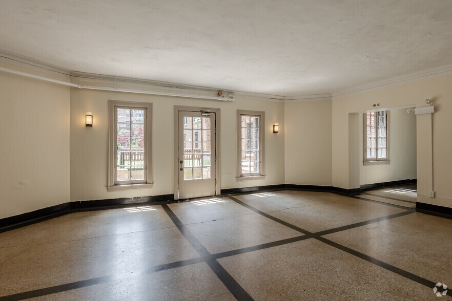 More Photos Of 632-644 W Addison St, Chicago Apartments For Lease