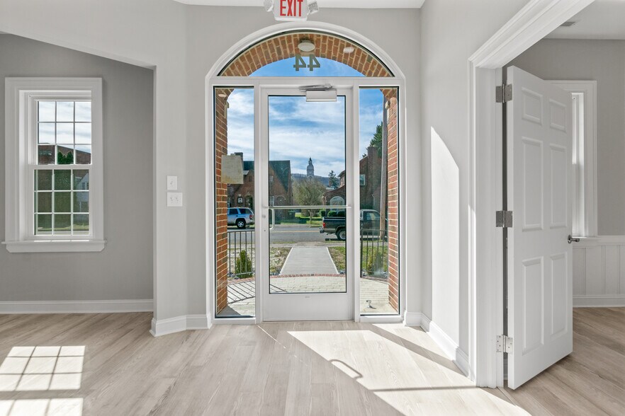 More Photos Of 44 4th St NW, Pulaski Office For Sale