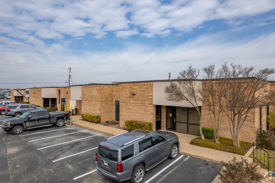 More Photos Of 8868 Research Blvd, Austin Unknown For Lease