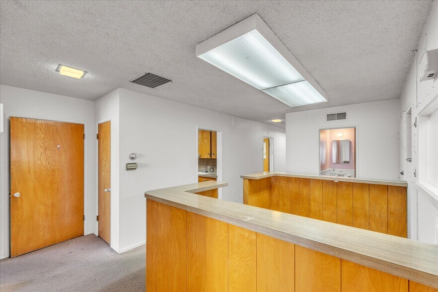 More Photos Of 18032 Ventura Blvd, Encino Medical For Lease