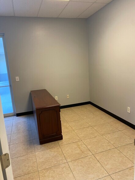 More Photos Of 10801 Sunset Plaza Cir, Fort Myers Showroom For Lease