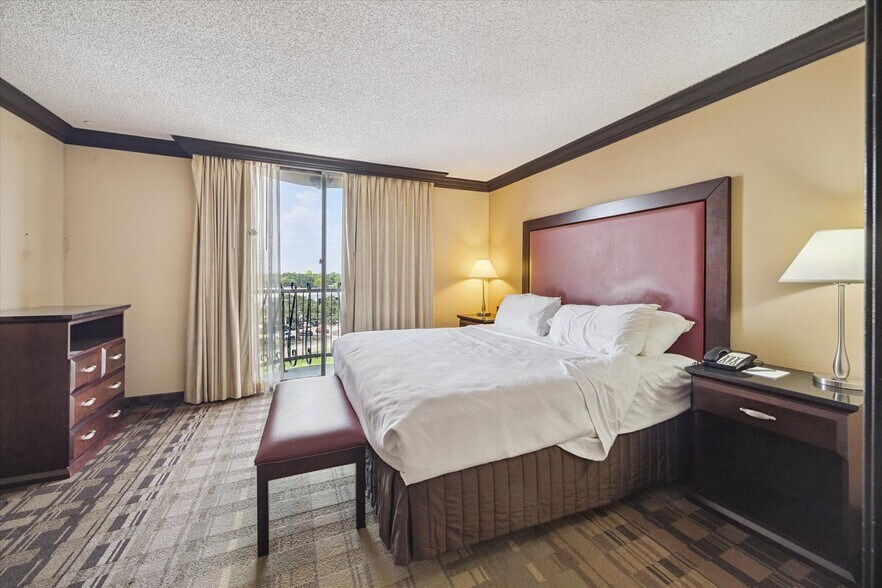 More Photos Of 9090 Southwest Fwy, Houston Hotel For Sale