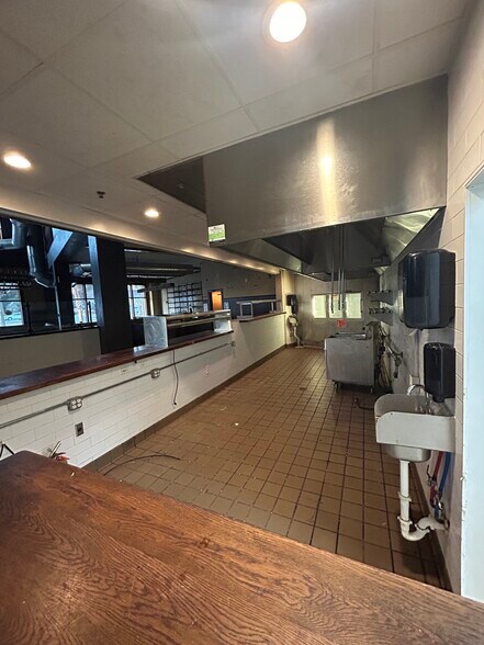 More Photos Of 835 Coleman Blvd, Mount Pleasant General Retail For Lease