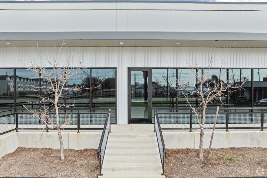 More Photos Of 2406 Main St, Waller Storefront For Lease